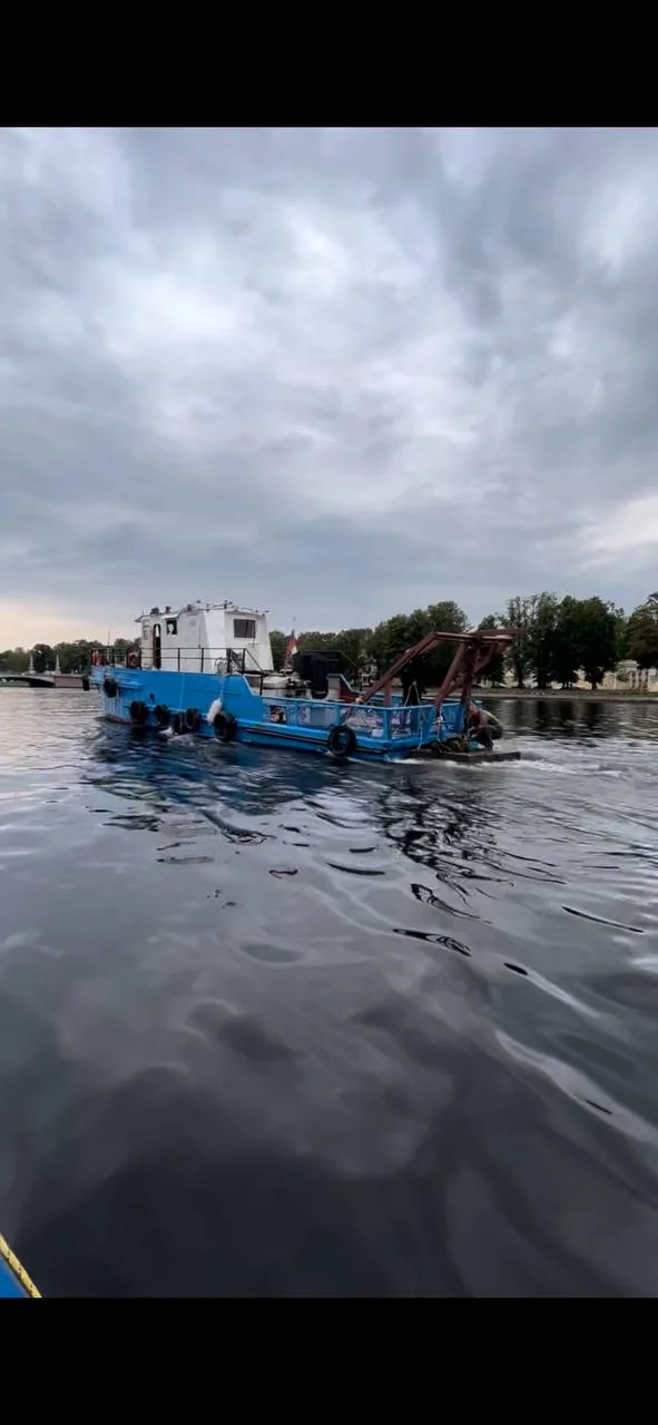 Буксировка понтона на закате